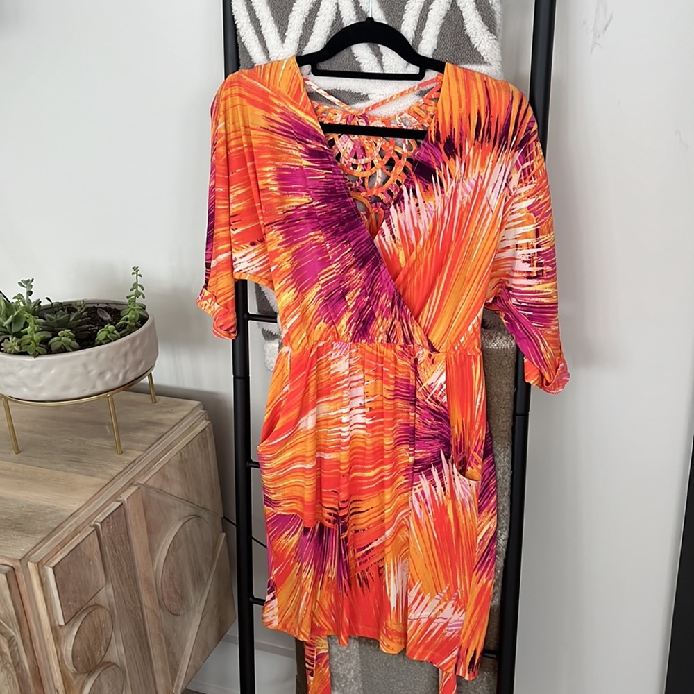 Maggy London- SZ: 8P - Bright Unique Dress w/Pockets & crochet Style cutout back